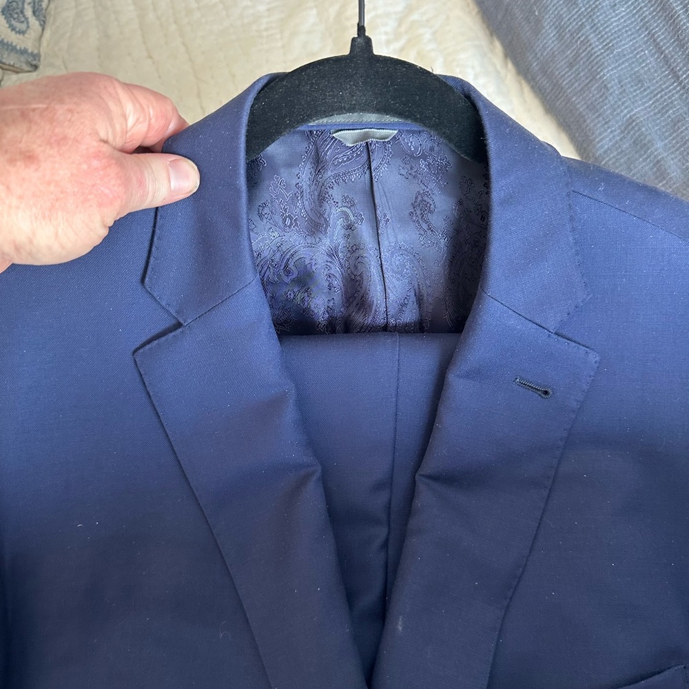 Elegant Blue Suit with Classic Lapel and Fine Tailoring